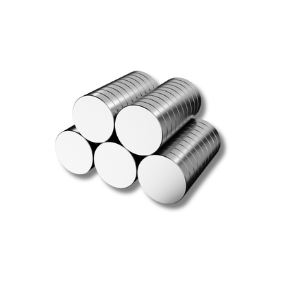 Green Stuff World 9261 – stosy magnesów neodymowych 5x2mm N52 ułożone na białym tle, srebrne krążki
