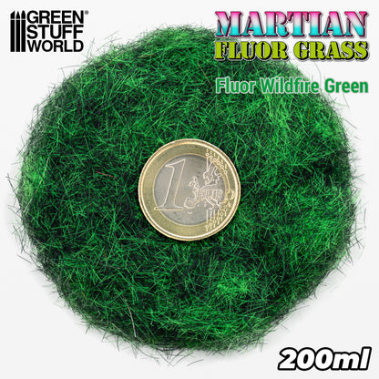 Martian Fluor Grass Wildfire Green 200ml Green Stuff World - zbliżenie na fluorescencyjne włókna trawy z monetą euro