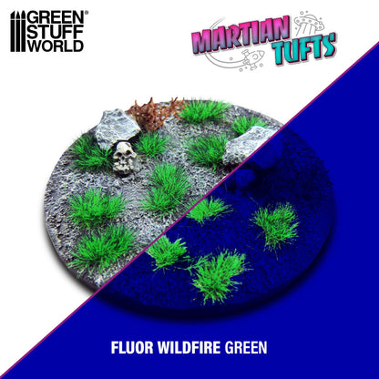 Martian Fluor Tufts Fluor Wildfire Green GSW - porównanie wyglądu w świetle dziennym i UV na okrągłej podstawce sci-fi z czaszką