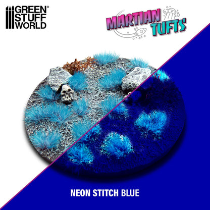 Martian Fluor Tufts Neon Stitch Blue GSW - porównanie wyglądu w świetle dziennym i UV na okrągłej podstawce sci-fi z czaszką i kamieniami