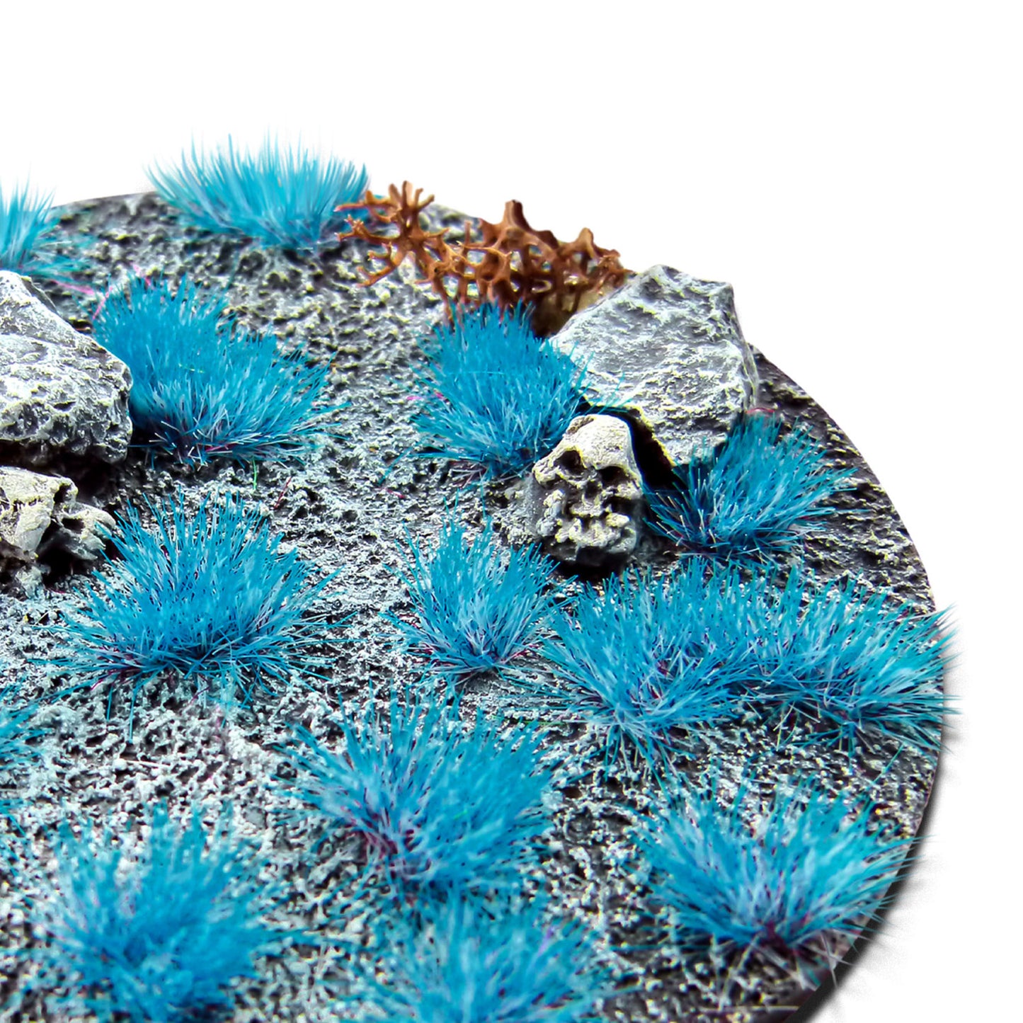 Martian Fluor Tufts Neon Stitch Blue GSW - zbliżenie na neonowe niebieskie tufty 6mm na okrągłej podstawce sci-fi z kamieniami i czaszką miniaturową