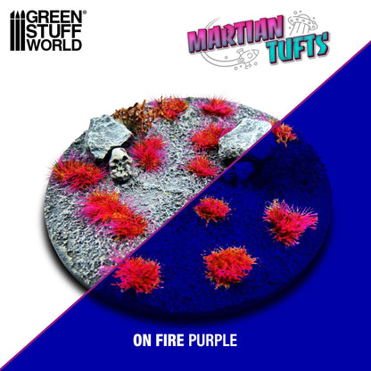 Martian Fluor Tufts 6mm On Fire Purple Green Stuff World - porównanie wyglądu podstawki w świetle dziennym i pod UV: fioletowo-różowe kępki świecące neonem na ciemnym tle
