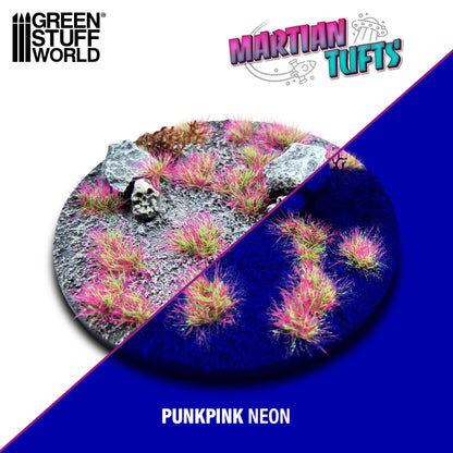 Martian Fluor Tufts 6mm Punkpink Neon Green Stuff World - porównanie wyglądu podstawki w świetle dziennym i UV: różowo-zielone kępki świecące neonem na ciemnym tle
