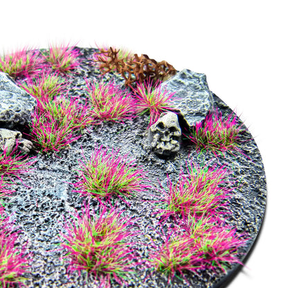 Martian Fluor Tufts 6mm Punkpink Neon Green Stuff World - zbliżenie na okrągłą podstawkę sci-fi z różowo-zielonymi fluorescencyjnymi kępkami trawy, czaszką i kamieniami
