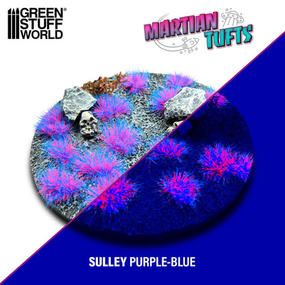 Martian Fluor Tufts 6mm Sulley Purple-Blue Green Stuff World - porównanie wyglądu podstawki w świetle dziennym i UV: fioletowo-niebieskie kępki świecące neonem na ciemnym tle
