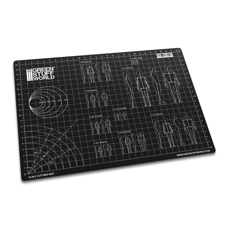 Scale Cutting Mat A4 - czarna mata z siatką, skalami figurek i kątomierzem, widok z góry | Green Stuff World
