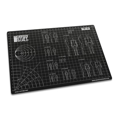 Scale Cutting Mat A4 - czarna mata z siatką, skalami figurek i kątomierzem, widok z góry | Green Stuff World
