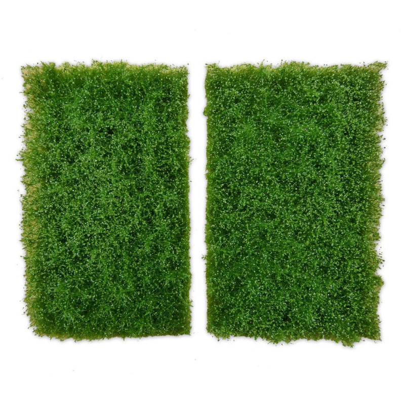 Grass Mat Cutouts Green Meadow Green Stuff World 10337 – dwie maty trawiaste 90x145mm z gęstą zieloną trawą Green Meadow, widok z góry na białym tle
