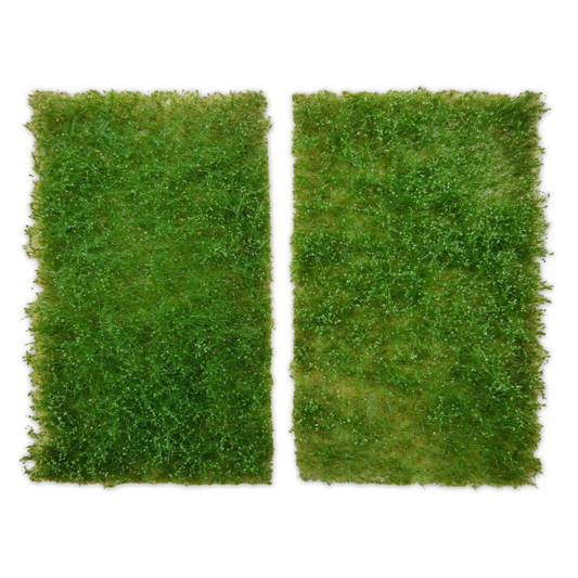Grass Mat Cutouts Ponderosa Green Meadow Green Stuff World 10338 – dwie maty trawiaste 90x145mm z gęstą zieloną trawą Ponderosa, widok z góry na białym tle
