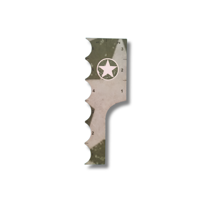 SceneryWargames US Army Tactical Combat Ruler 6" – miarka taktyczna z motywem US Army, widok z tyłu, zakrzywiona krawędź z nacięciami do sprawdzania spójności oddziału, 28mm
