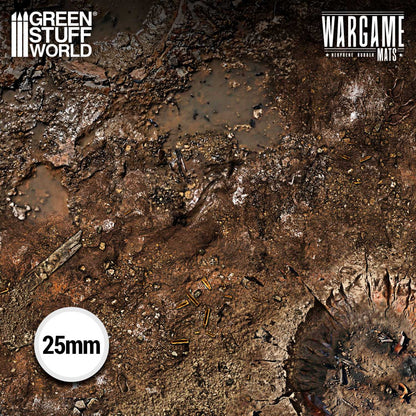 Neoprene Mat Dread Trenches Green Stuff World – zbliżenie na nadruk maty: błotniste okopy z łuskami, kałużami i gruzem, skala 25mm, logo Wargame Mats Neoprene Rubber
