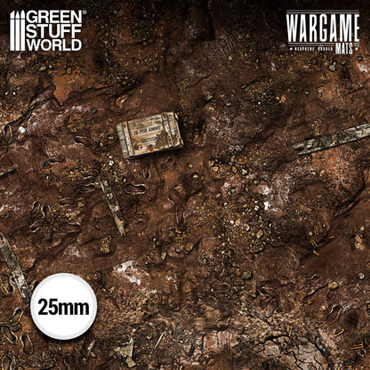 Neoprene Mat Dread Trenches Green Stuff World – zbliżenie na nadruk maty: błotniste okopy ze skrzynką amunicji British 18-PDR, ślady butów i gruz, skala 25mm
