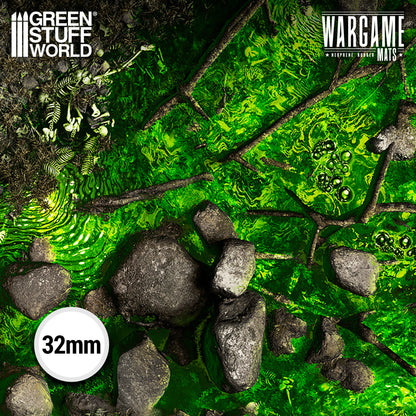 Neoprene Mat Boneblight Marsh Green Stuff World – zbliżenie na nadruk maty: toksyczne zielone bagno z kamieniami, korzeniami i kośćmi w skali 32mm, logo Wargame Mats Neoprene Rubber
