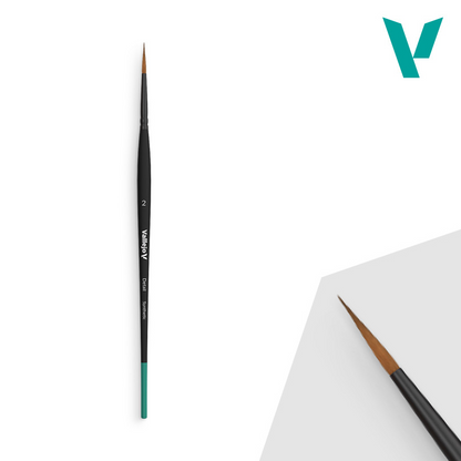 Vallejo Detail Round Brush Synthetic B02002 Size 2 – pełny widok pędzla z czarnym uchwytem i turkusową ferrule, napis Detail Synthetic i cyfra 2, obok zbliżenie na precyzyjny czubek włosia na szarej powierzchni
