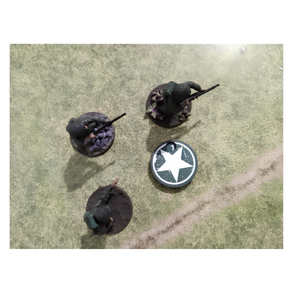 SceneryWargames US Army Pin Marker 1-10 – obrotowy marker supresji w użyciu na stole bitewnym obok figurek żołnierzy 28mm, biała gwiazda US Army, Bolt Action WWII