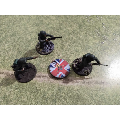 SceneryWargames British Army Pin Marker 1-10 – obrotowy marker supresji w użyciu na stole bitewnym obok figurek żołnierzy 28mm, Union Jack z emblematem British Army, Bolt Action WWII