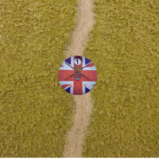 SceneryWargames British Army Pin Marker 1-10 – obrotowy marker supresji Armii Brytyjskiej, widok z góry, Union Jack z emblematem lew i korona, okienko numeryczne, ø25mm