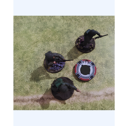 SceneryWargames German Army Pin Marker 1-10 – obrotowy marker supresji w użyciu na stole bitewnym obok figurek żołnierzy 28mm, Bolt Action WWII