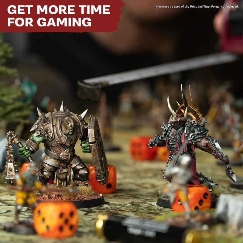 Miniature and Model Files - pilniczki diamentowe w użyciu przy figurkach Warhammer na stole do gry | The Army Painter
