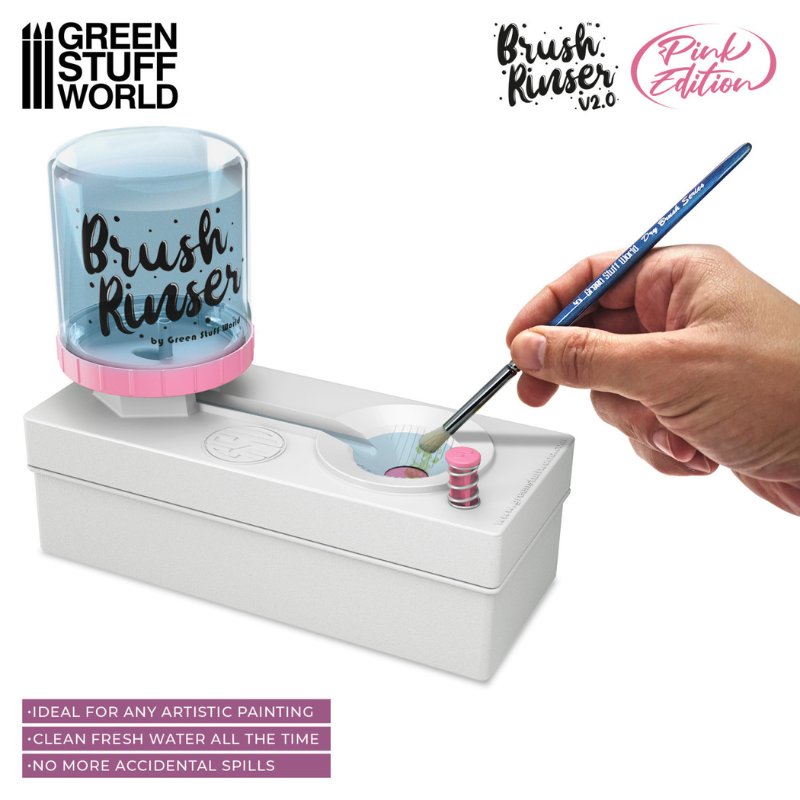 Brush Rinser Pink Edition V2.0 - ręka płucząca pędzel w różowej płuczce na stole malarskim | Green Stuff World
