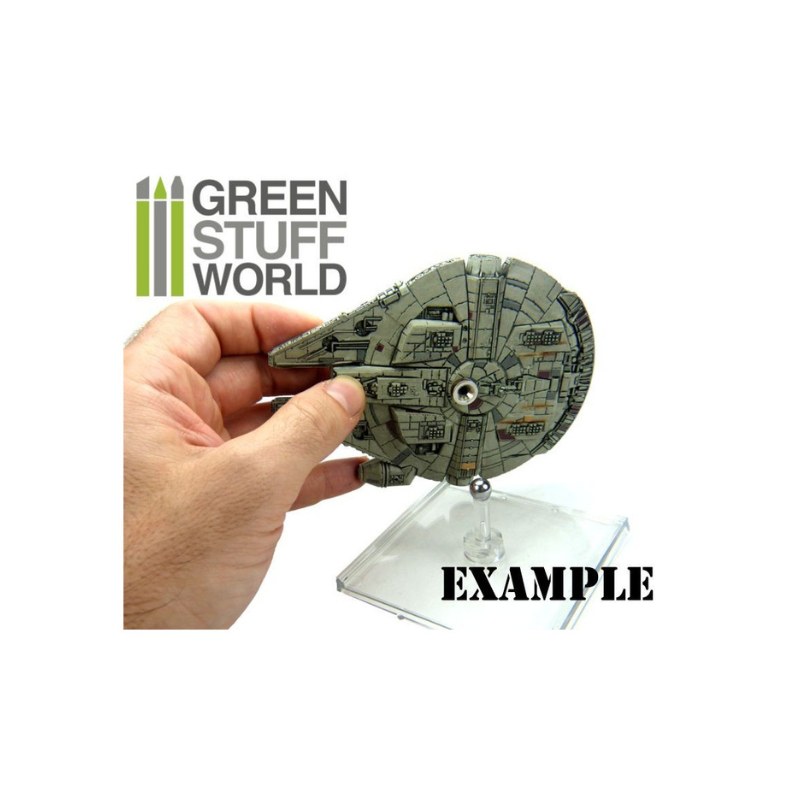 Green Stuff World – przykład zastosowania Rotation Magnets L: ręka trzymająca model Millennium Falcon na akrylowej podstawce z kulką magnetyczną
