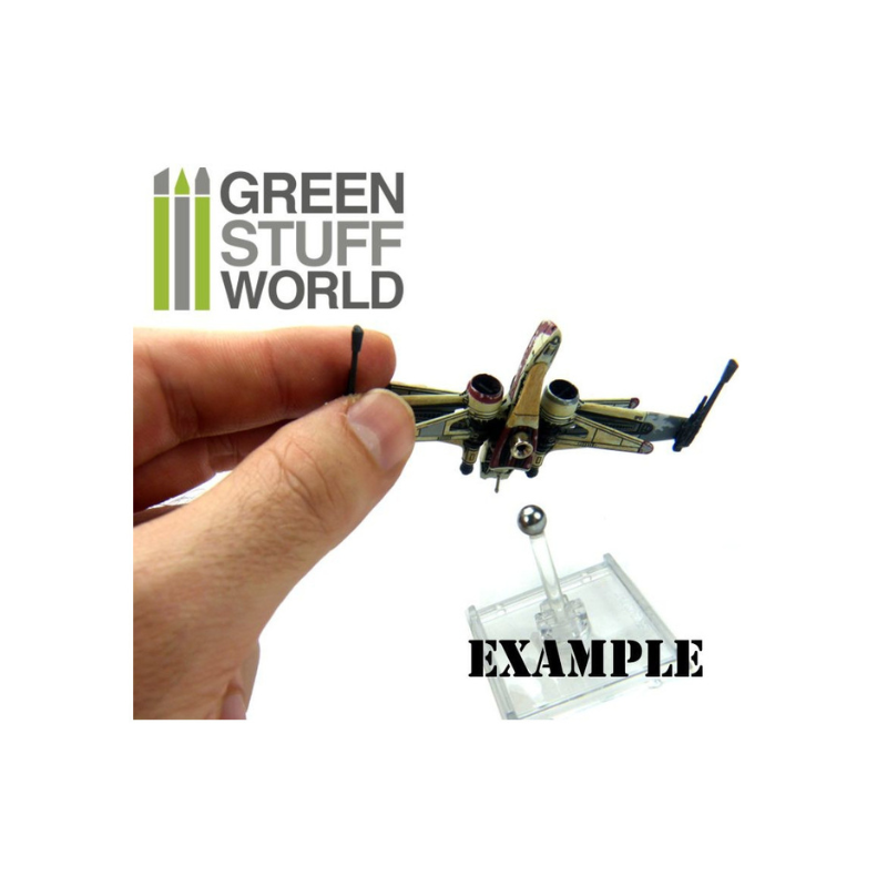 Green Stuff World – przykład zastosowania Rotation Magnets M: ręka trzymająca model myśliwca X-Wing na akrylowej podstawce z kulką magnetyczną
