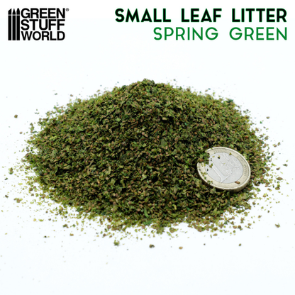Small Leaf Litter Spring Green Green Stuff World 13246 – kopczyk zielonej posypki z naturalnych liści na białym tle z monetą euro dla skali, logo GSW Small Leaf Litter Spring Green
