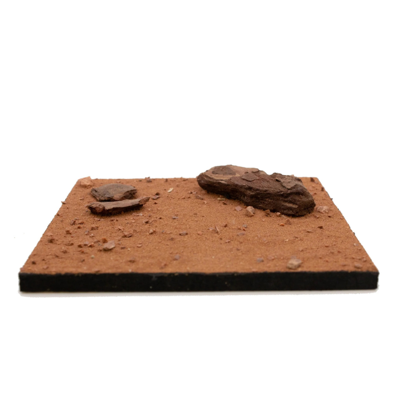 Base Ready Mars Sand Geek Gaming Scenics – widok z boku podstawki z realistycznym podłożem pustynnym i skałami
