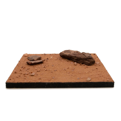 Base Ready Mars Sand Geek Gaming Scenics – widok z boku podstawki z realistycznym podłożem pustynnym i skałami
