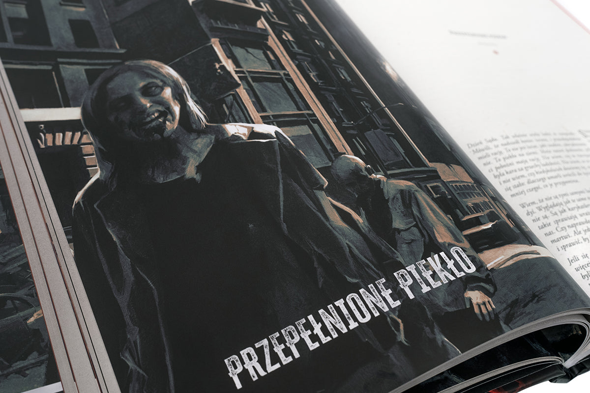 Koniec Świata: Apokalipsa Zombie – rozkładówka z ilustracją zombie na ulicy miasta i tytułem rozdziału Przepełnione Piekło
