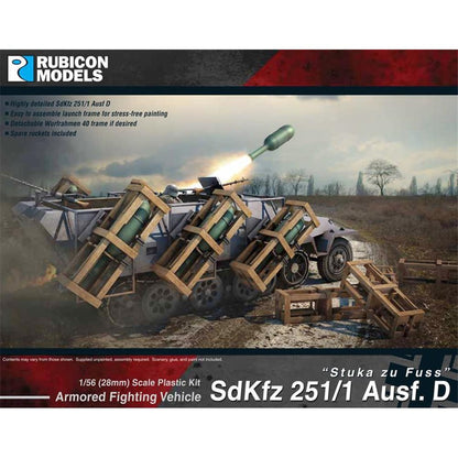 Rubicon Models 280020 SdKfz 251/1 Ausf. D Stuka zu Fuss – zmontowany model plastikowy 1/56 28mm widok z boku-przodu: transporter półgąsienicowy SdKfz 251 Ausf. D z wyrzutnią rakiet Wurfrahmen 40 (SWG 40) na burtach, 6 rakiet kal. 280/320mm w drewnianych skrzyniach startowych, gąsienice stalowe, koła przednie, szare tło, Bolt Action