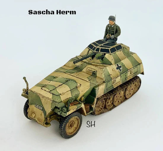 SdKfz 250/9 Neu – model 28mm Sascha Herm, widok z góry z figurką załogi, 280048