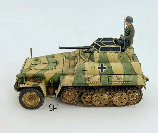SdKfz 250/9 Neu – model 28mm Sascha Herm, widok z boku z figurką załogi, 280048