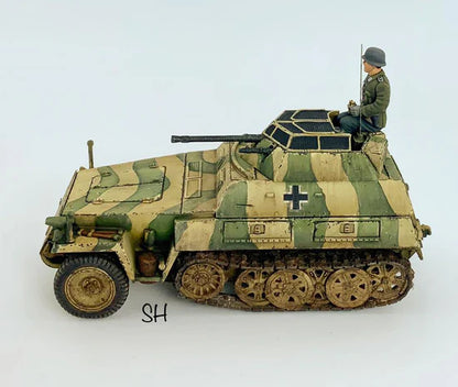 SdKfz 250/9 Neu – model 28mm Sascha Herm, widok z boku z figurką załogi, 280048