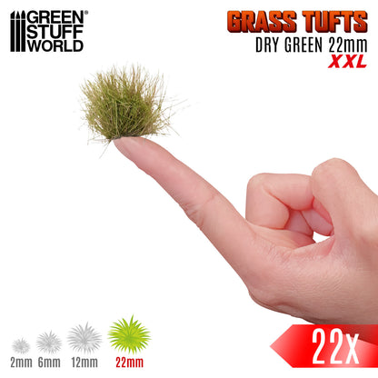 Grass Tufts XXL 22mm Dry Green Green Stuff World - kępka trawy trzymana na palcu, skala rozmiaru XXL 22mm z porównaniem 2mm 6mm 12mm
