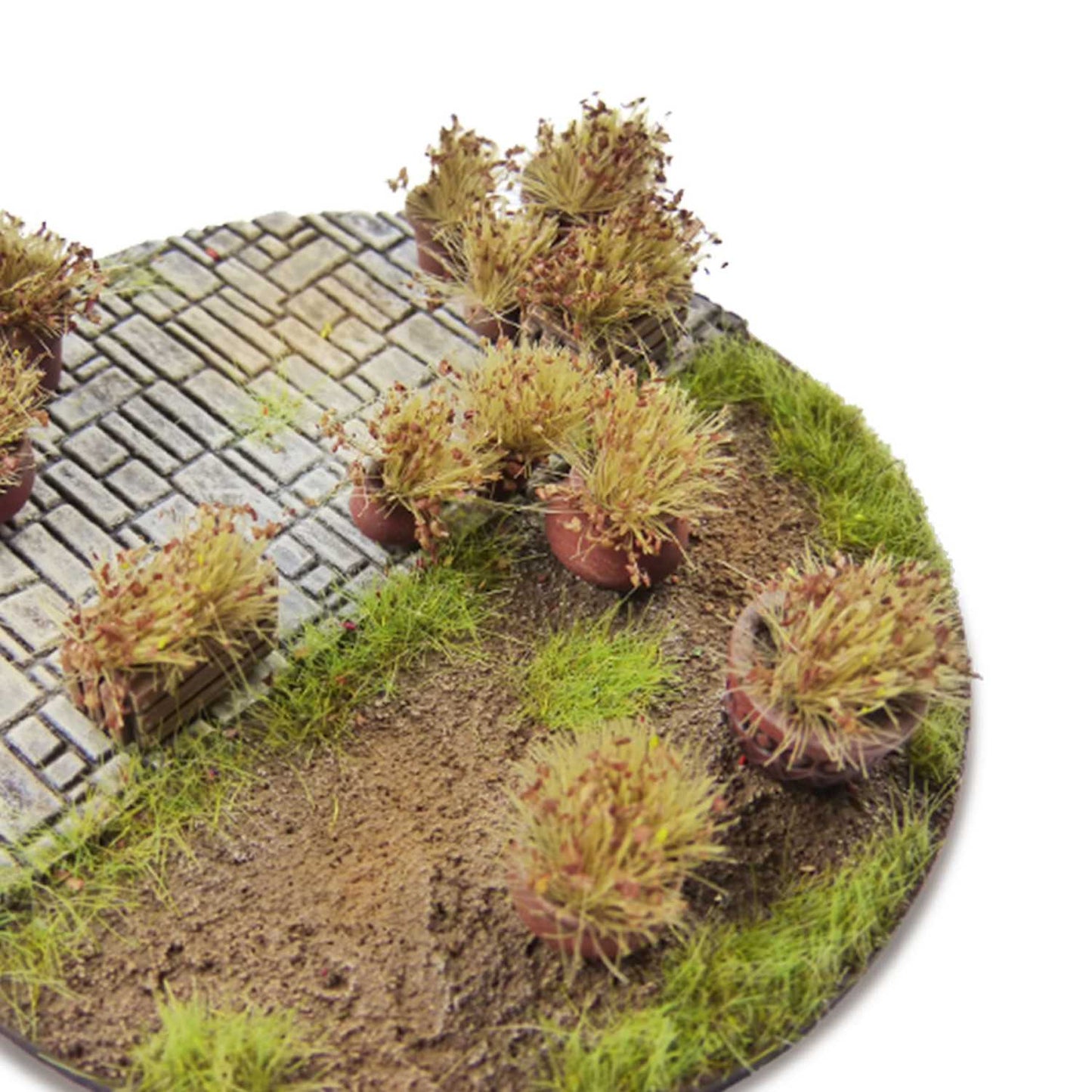 Shrub Tufts 6mm Brown Green Stuff World - diorama z brukowaną ścieżką i wysuszonymi brązowymi krzewinkami na okrągłej podstawce z piaskiem i trawą
