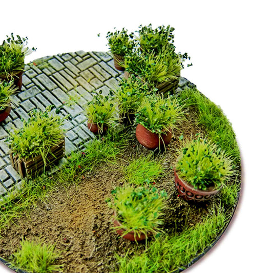 Shrub Tufts 6mm Dark Green Green Stuff World - diorama z brukowaną ścieżką i krzewinkami z ciemnozielonymi liśćmi na okrągłej podstawce
