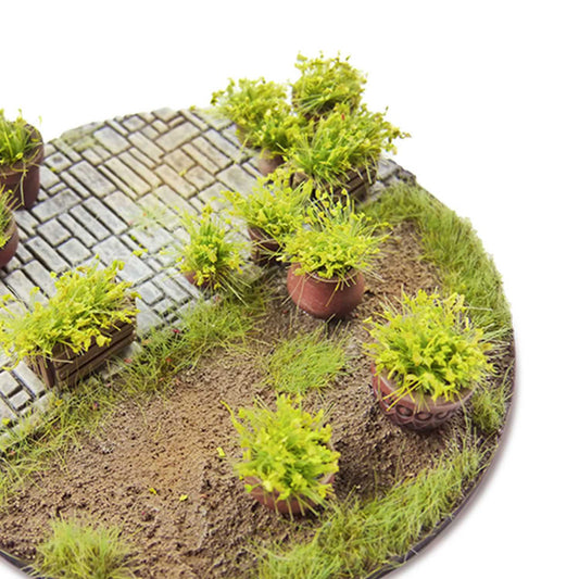 Shrub Tufts 6mm Light Green Green Stuff World - diorama z brukowaną ścieżką i jasnozielonymi krzewinkami na okrągłej podstawce z piaskiem i trawą
