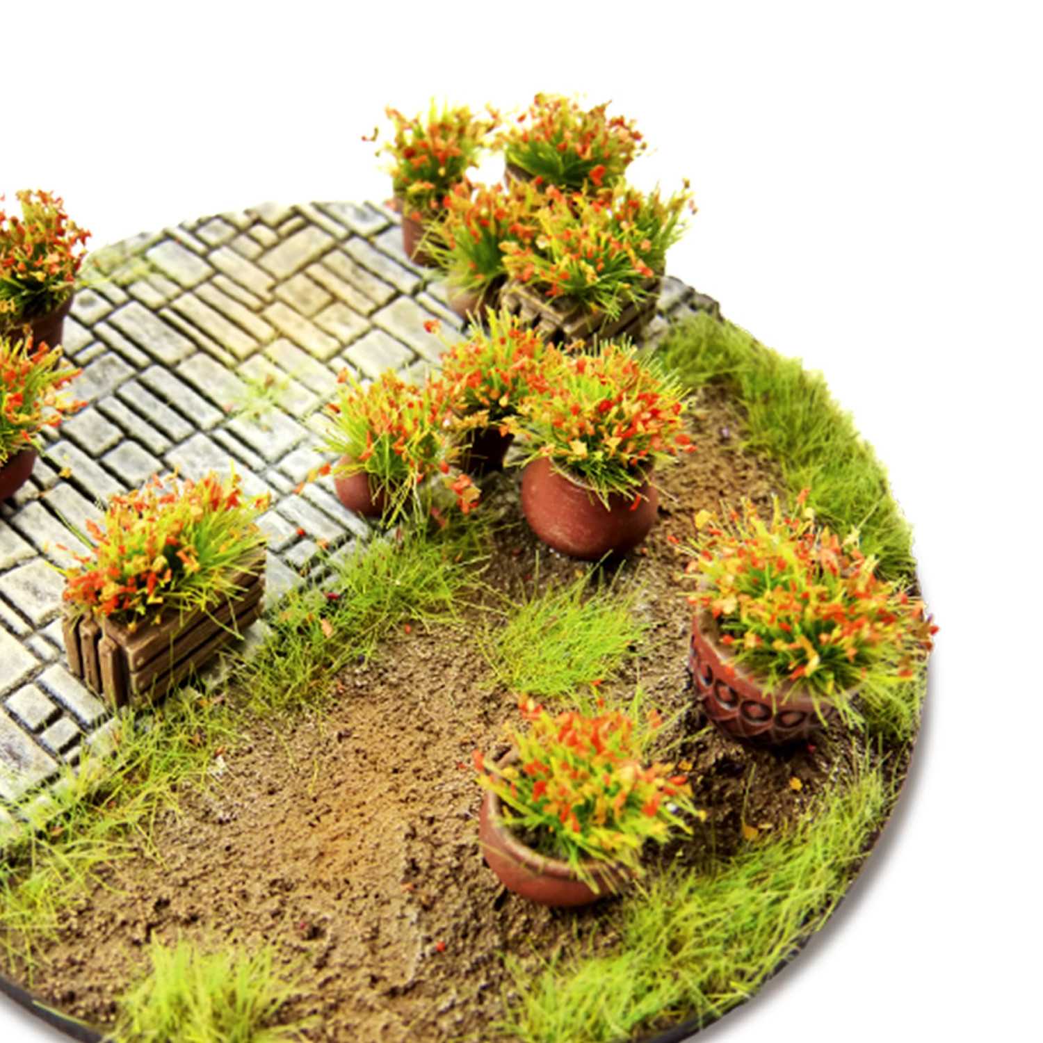 Shrub Tufts 6mm Orange Green Stuff World - diorama z brukowaną ścieżką i krzewinkami z pomarańczowymi kwiatami na okrągłej podstawce
