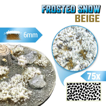 Frosted Snow Tufts 6mm Beige Green Stuff World - kępki beżowej trawy pokrytej szronem na okrągłej podstawce z kamieniami i pniakiem, zbliżenie na teksturę włókien i układ 75 sztuk na arkuszu
