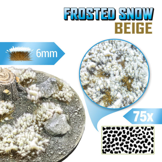 Frosted Snow Tufts 6mm Beige Green Stuff World - kępki beżowej trawy pokrytej szronem na okrągłej podstawce z kamieniami i pniakiem, zbliżenie na teksturę włókien i układ 75 sztuk na arkuszu
