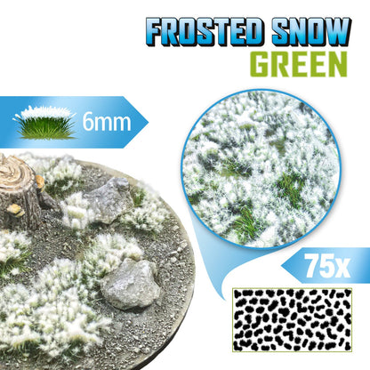 Frosted Snow Tufts 6mm Green Green Stuff World - kępki zielonej trawy pokrytej szronem na okrągłej podstawce z kamieniami i pniakiem, zbliżenie na teksturę włókien i układ 75 sztuk na arkuszu
