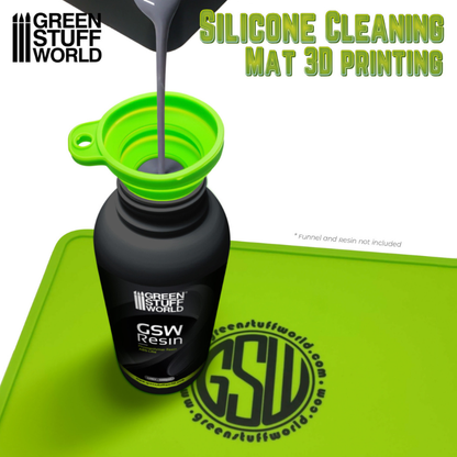 Silicone Cleaning Mat 410x310mm - żywica GSW Resin przelewana przez lejek na zieloną matę silikonową | Green Stuff World
