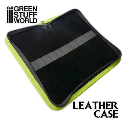 Premium Leather Case for Tools and Brushes Green Stuff World 1572 - widok z przodu złożonego futerału z logo GSW

