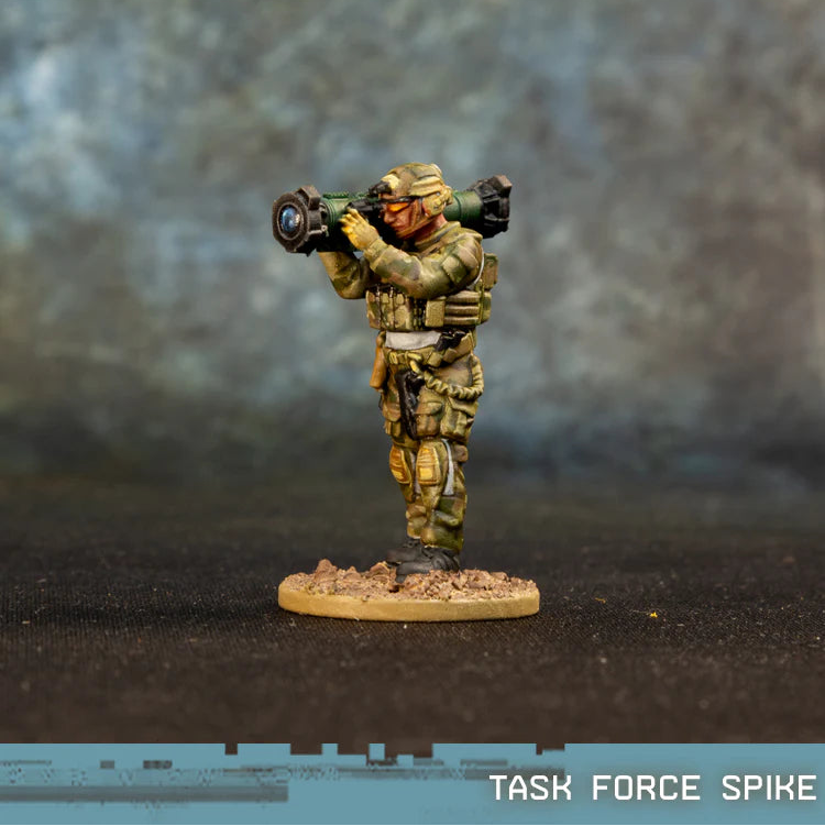 Task Force Spike Spectre Miniatures – operator sił specjalnych z wyrzutnią przeciwpancerną Spike-SR na ramieniu, kamuflaż Multicam, 28mm widok z przodu

