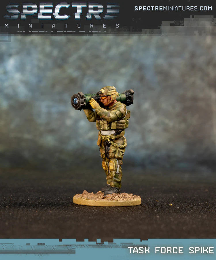 Task Force Spike Spectre Miniatures – operator sił specjalnych z wyrzutnią przeciwpancerną Spike-SR na ramieniu, kamuflaż Multicam, 28mm widok z przodu
