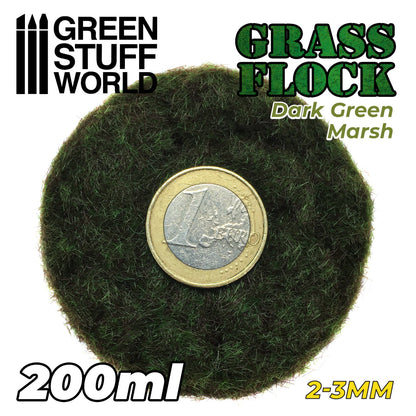 Static Grass Flock 2-3mm Dark Green Marsh 200ml Green Stuff World - zbliżenie na włókna trawy elektrostatycznej z monetą euro

