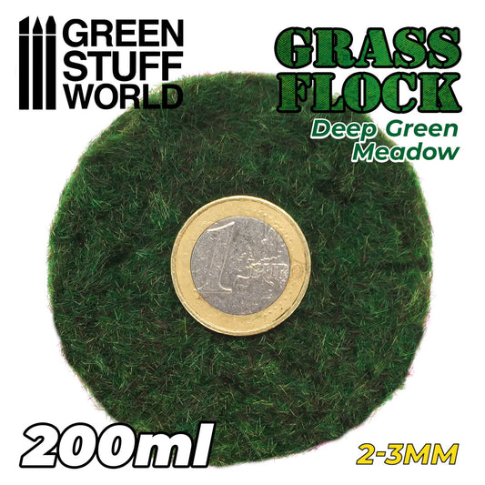 Static Grass Flock 2-3mm Deep Green Meadow 200ml Green Stuff World - zbliżenie na włókna trawy elektrostatycznej z monetą euro

