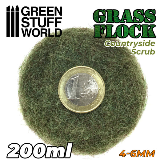 Static Grass Flock 4-6mm Countryside Scrub 200ml Green Stuff World - zbliżenie na włókna trawy elektrostatycznej z monetą euro