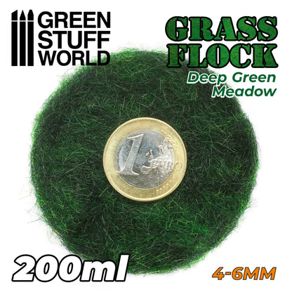 Static Grass Flock 4-6mm Deep Green Meadow 200ml Green Stuff World - zbliżenie na włókna trawy elektrostatycznej z monetą euro
